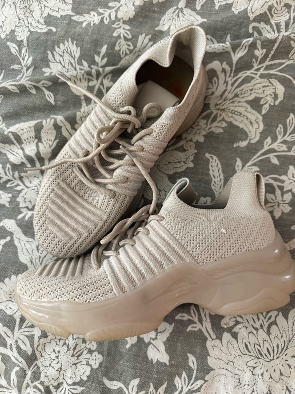Fashion tennis shoes